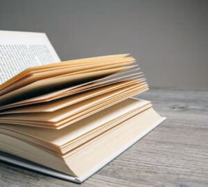 membaca buku